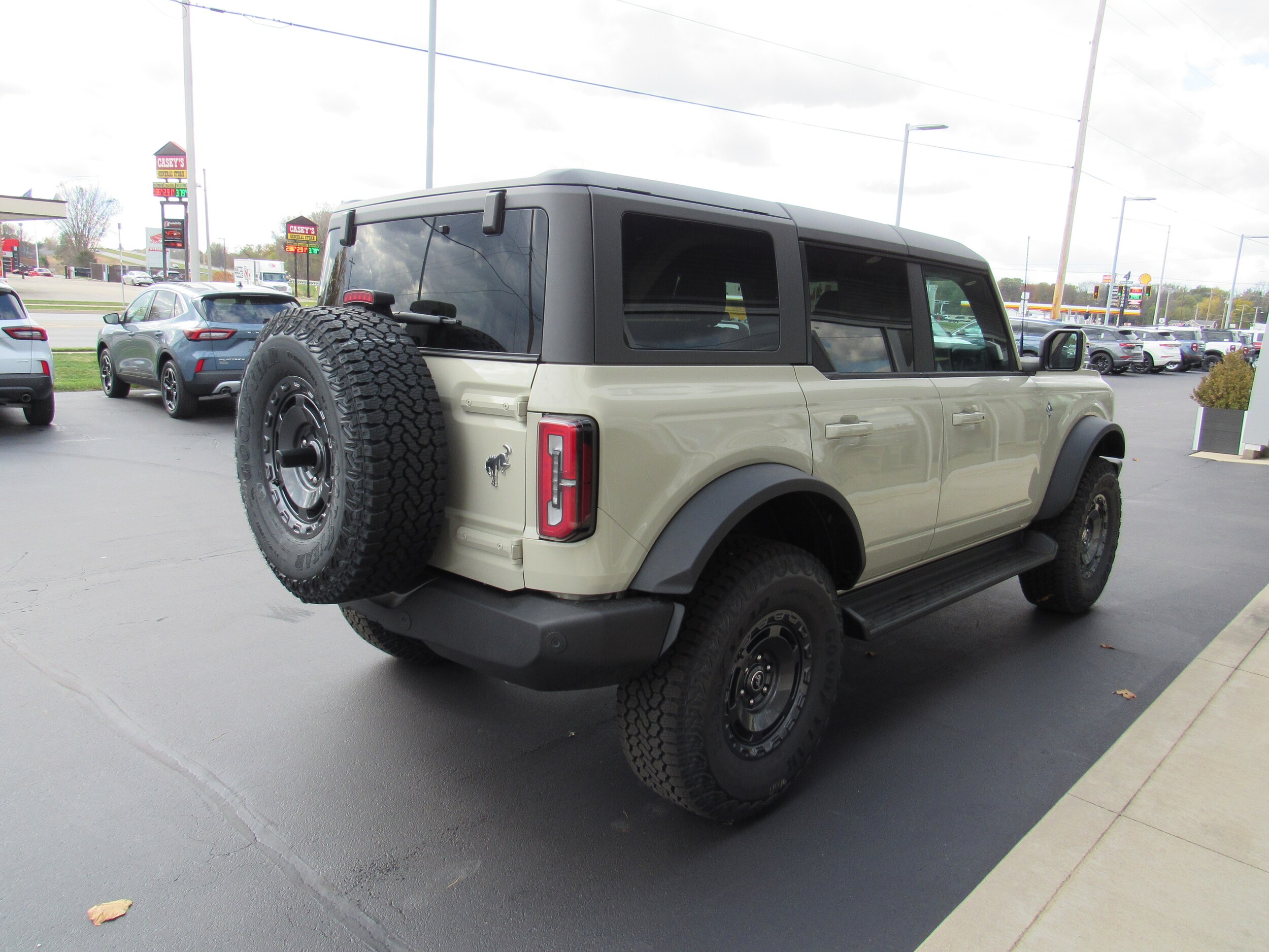 2025 Ford Bronco Outer Banks photo 3