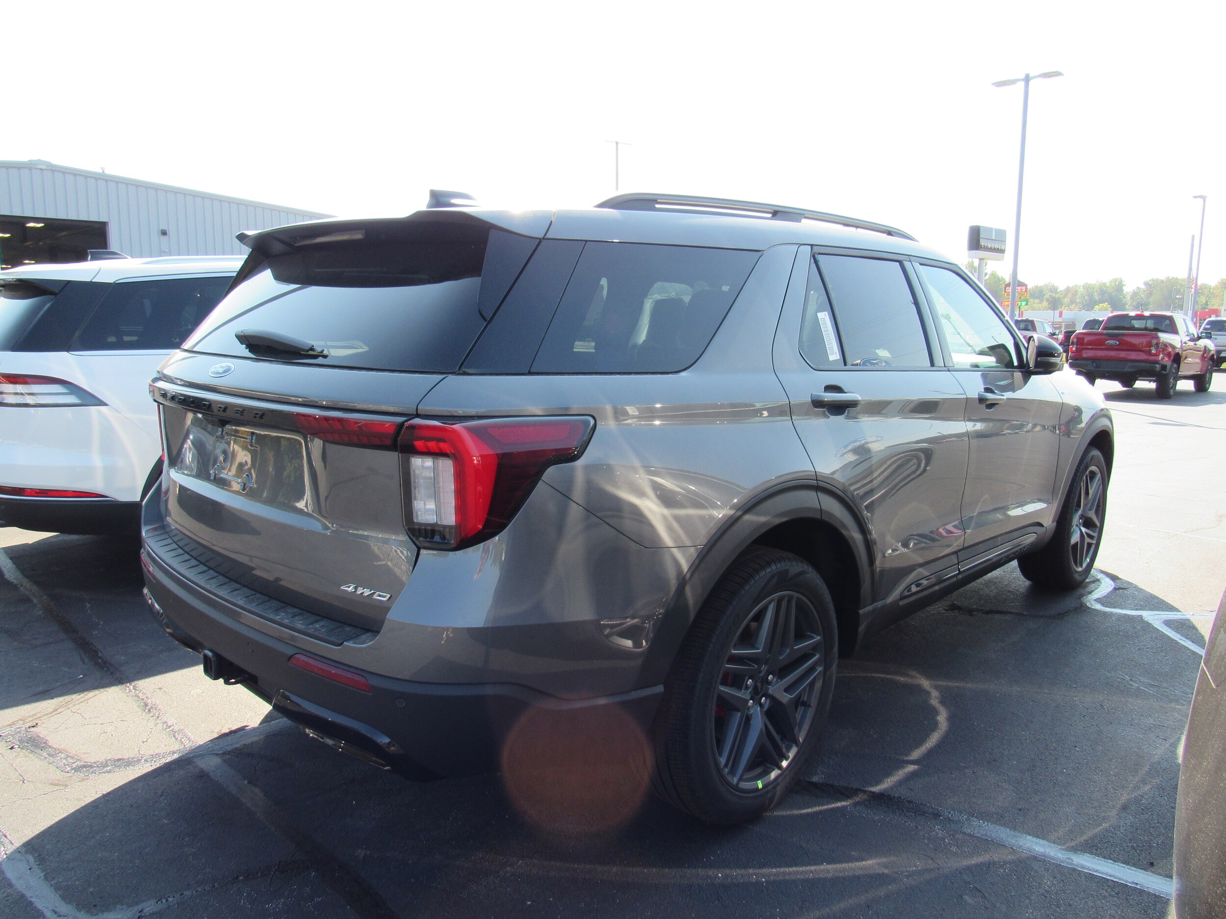 2025 Ford Explorer ST-Line photo 2
