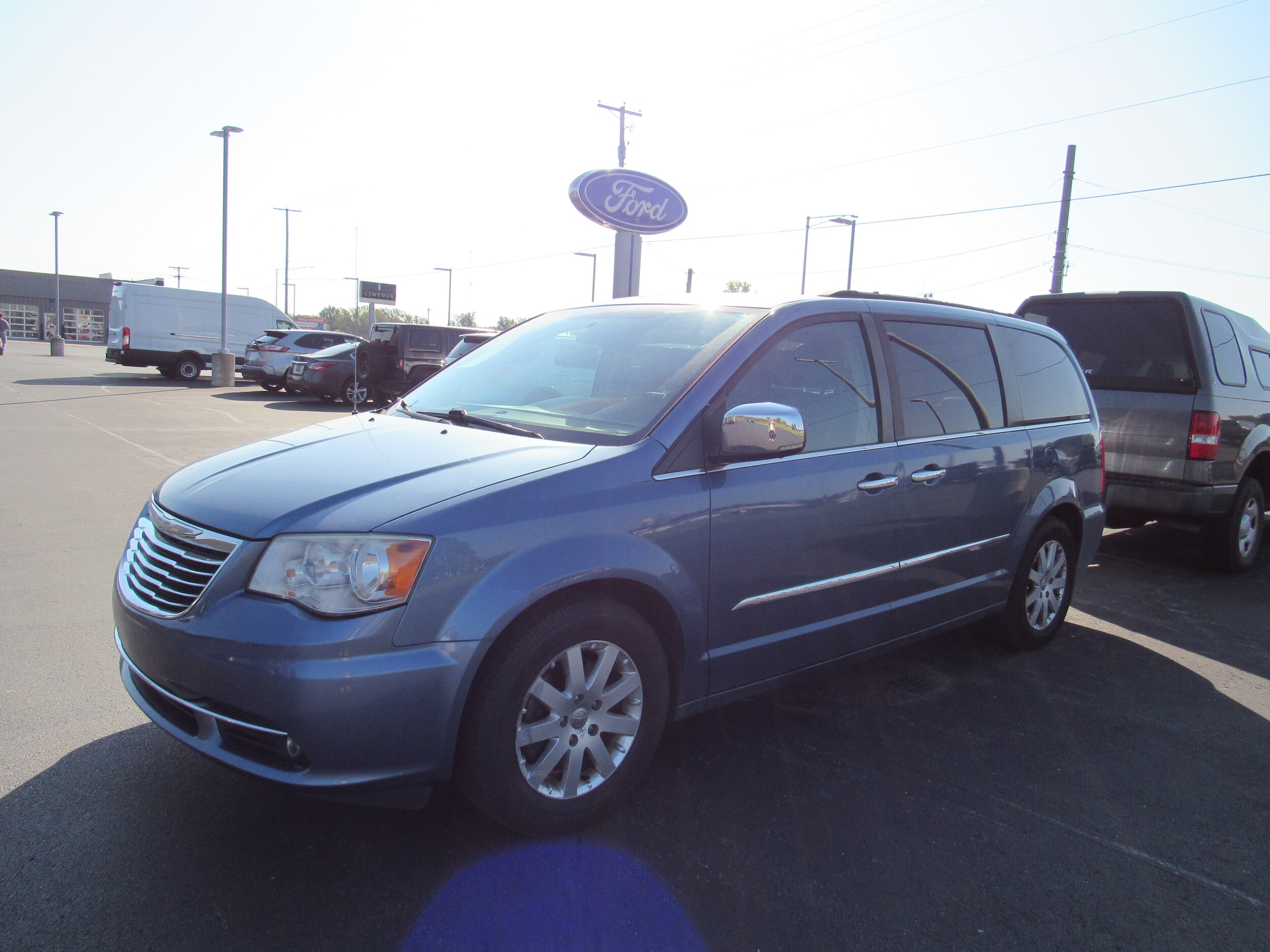 2012 Chrysler Town & Country photo 3