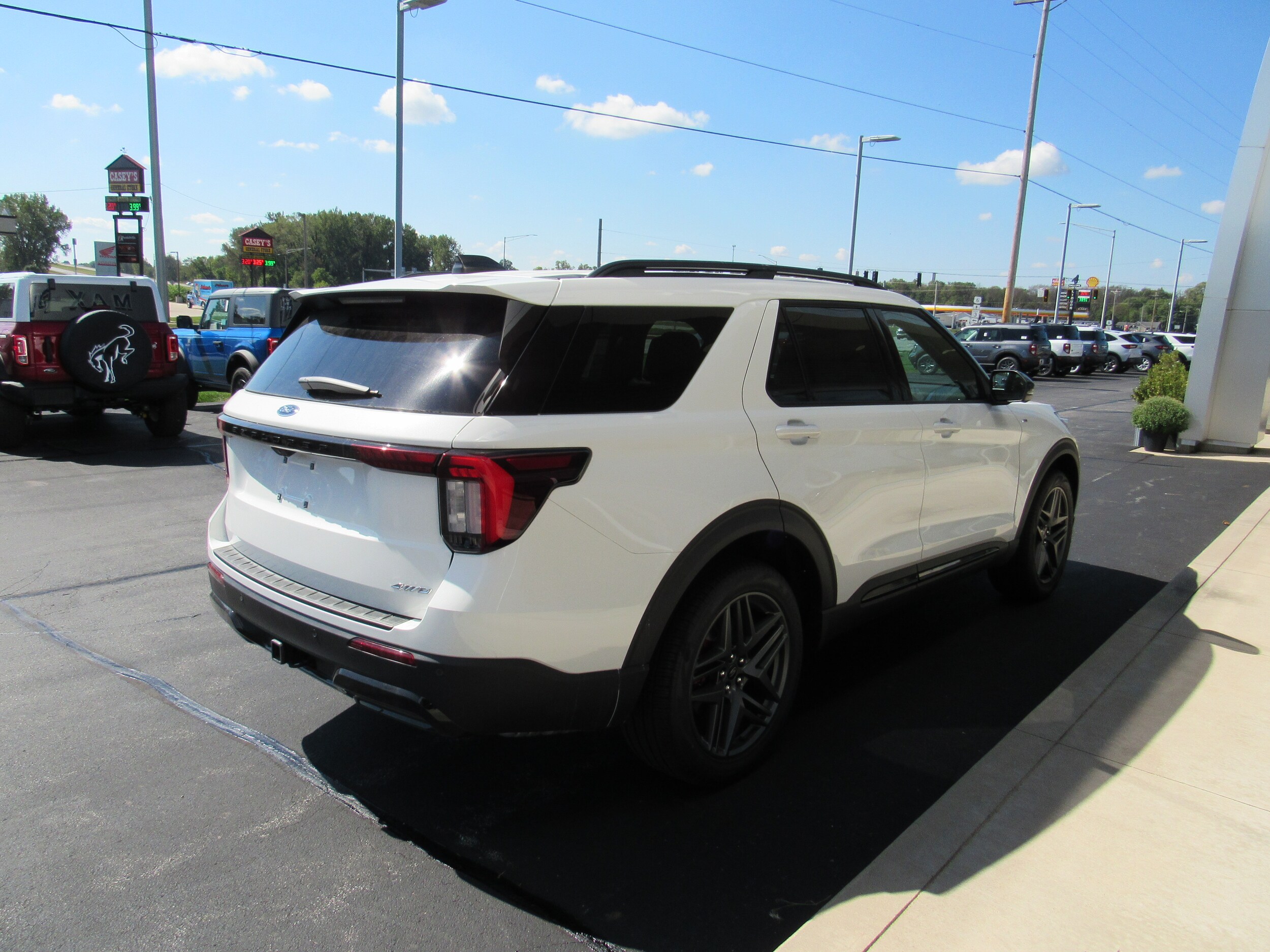2025 Ford Explorer ST-Line photo 2