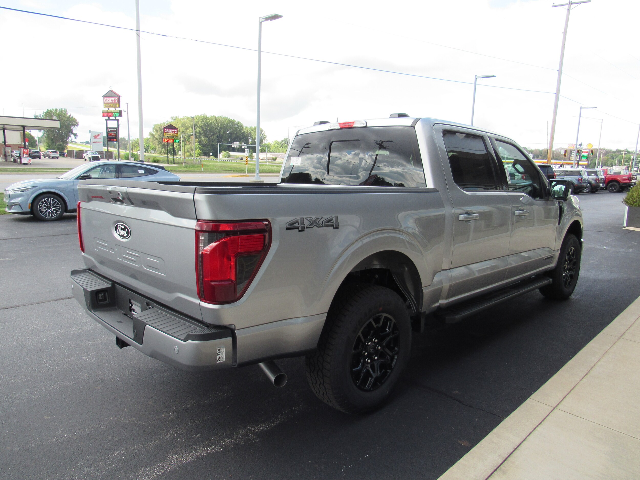 2025 Ford F-150 XLT photo 2
