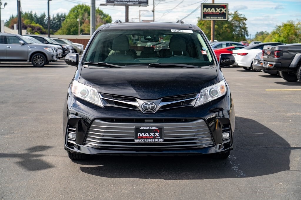 2020 Toyota Sienna XLE photo 2