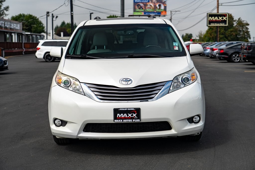 2017 Toyota Sienna Limited XLE Premium photo 2
