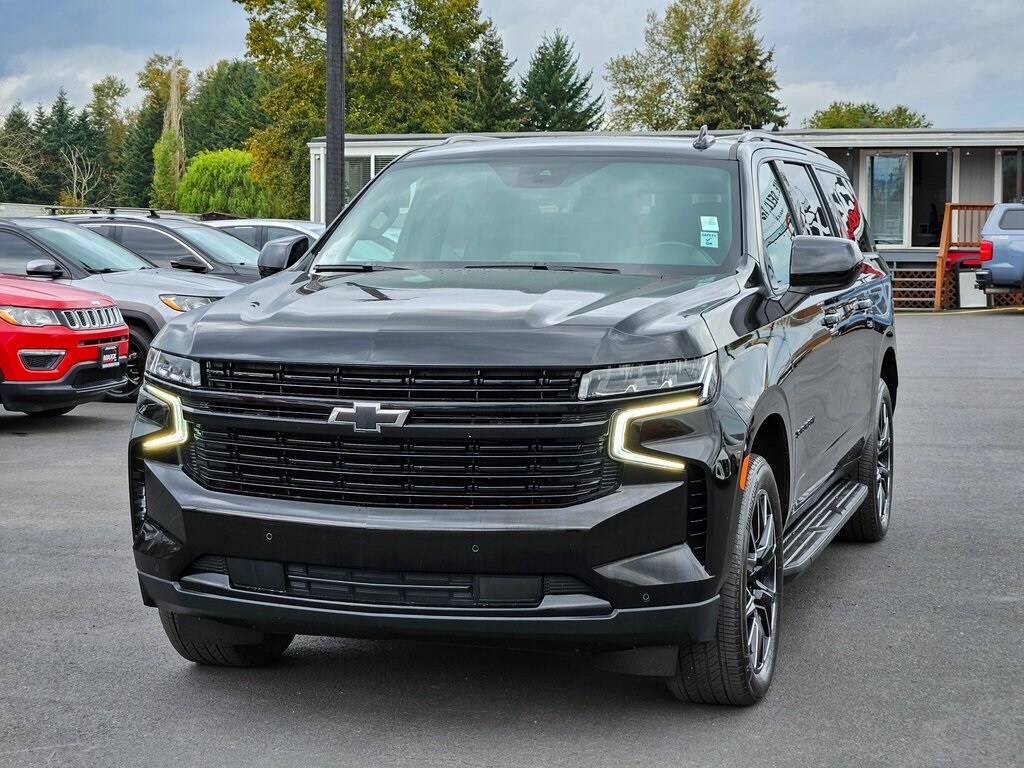 2023 Chevrolet Suburban RST photo 2