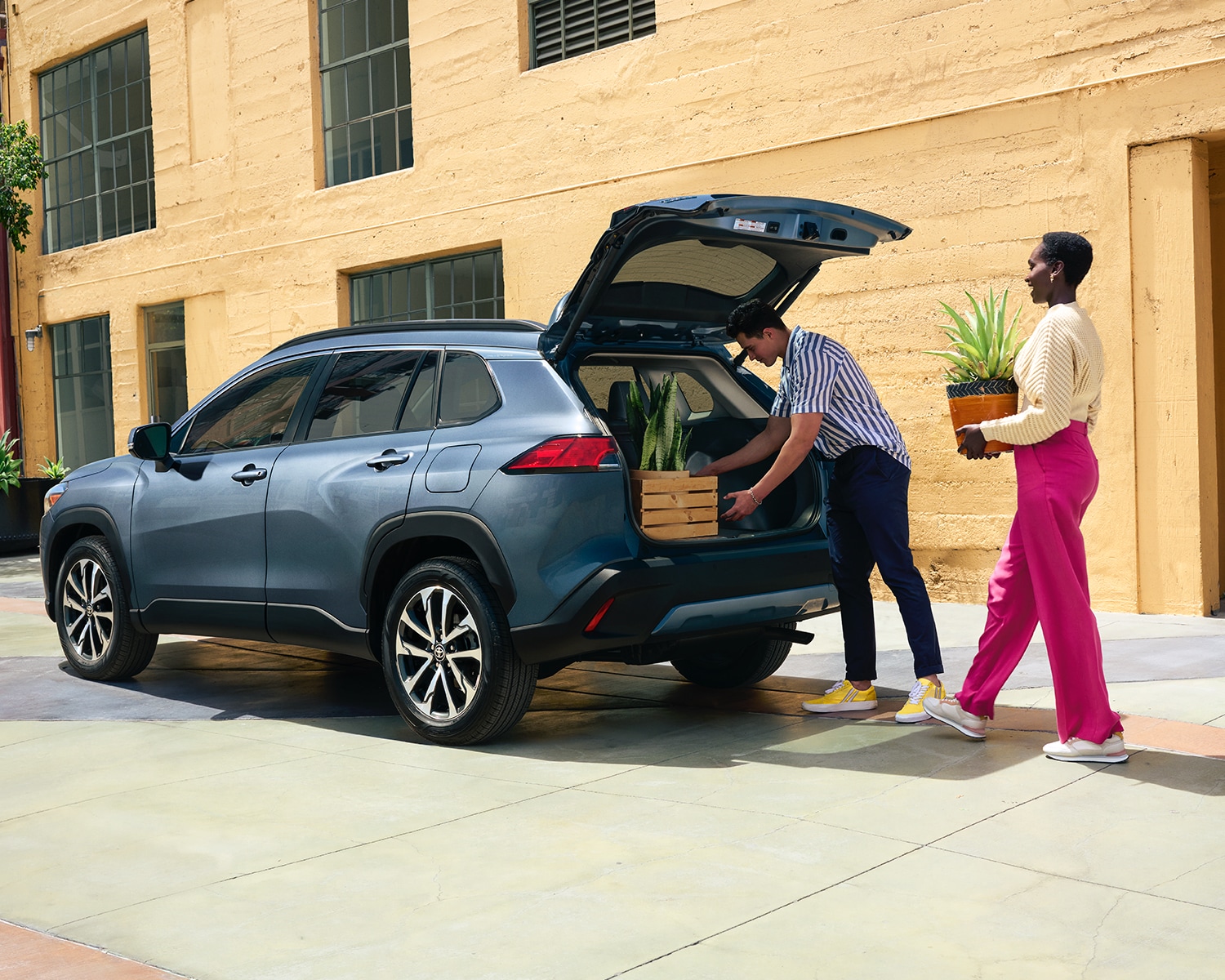 toyota-2022-corolla-cross-xle-awd-celestite-trunk-l.jpeg