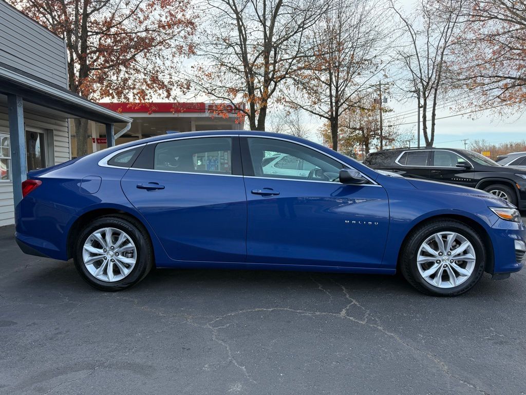 2023 Chevrolet Malibu 1LT photo 2