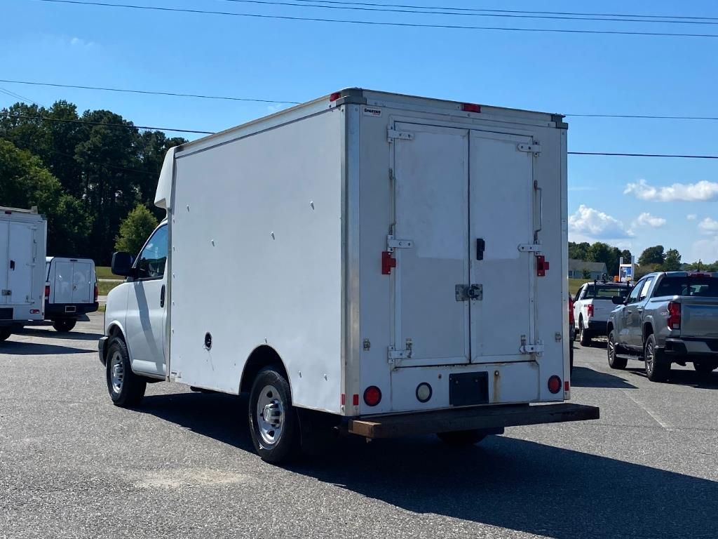 2014 Chevrolet Express Cutaway 3500 Base photo 2