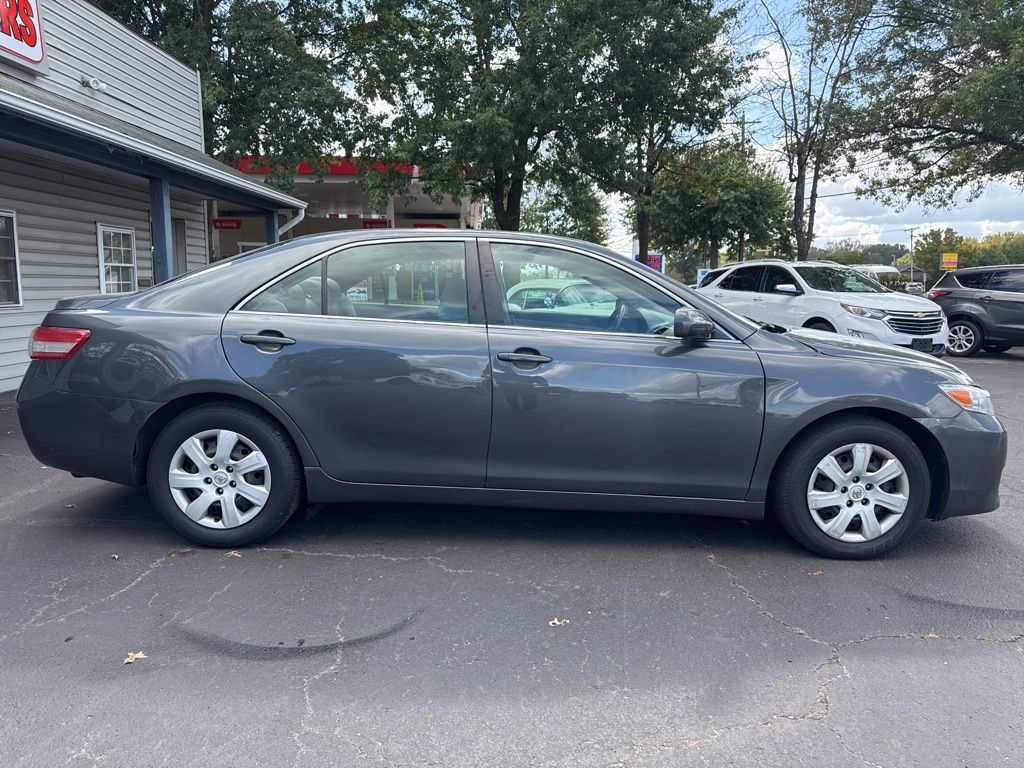 2010 Toyota Camry LE photo 2