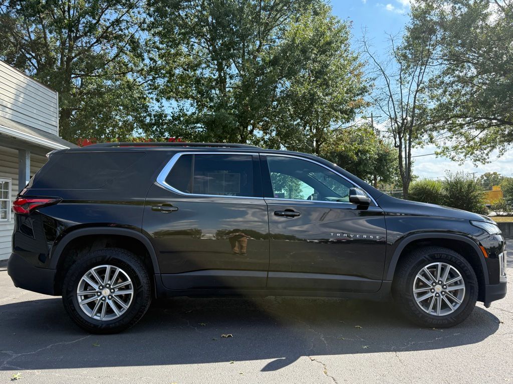 2022 Chevrolet Traverse Leather photo 2