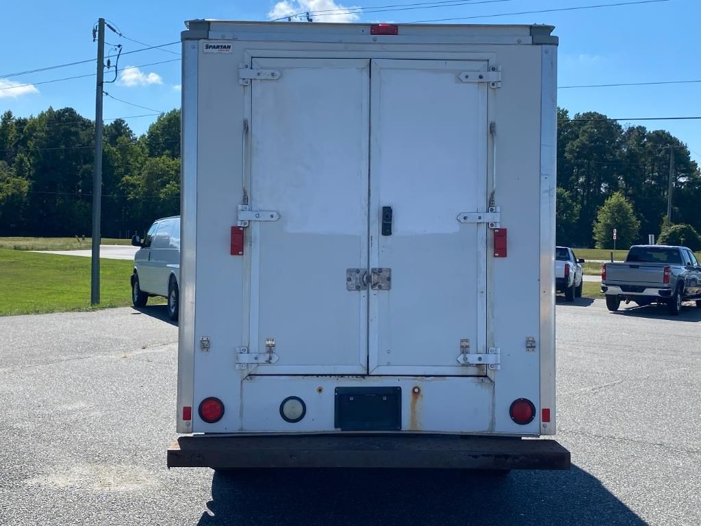2014 Chevrolet Express Cutaway 3500 Base photo 3