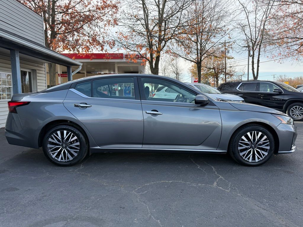 2023 Nissan Altima 2.5 SV photo 2