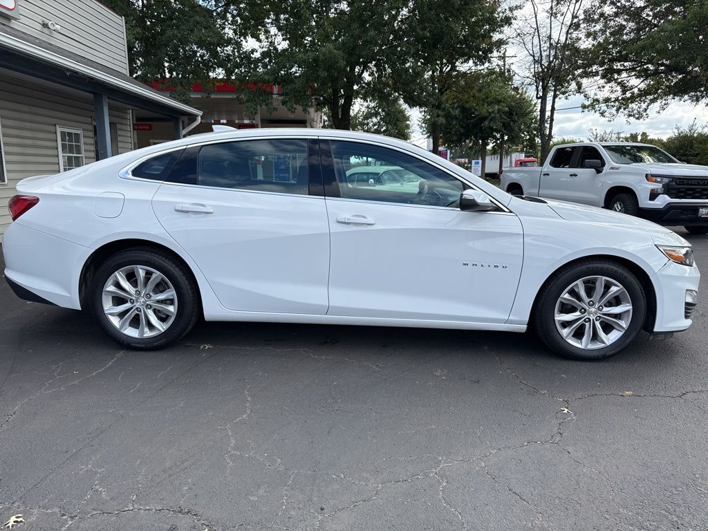 2022 Chevrolet Malibu 1LT photo 2