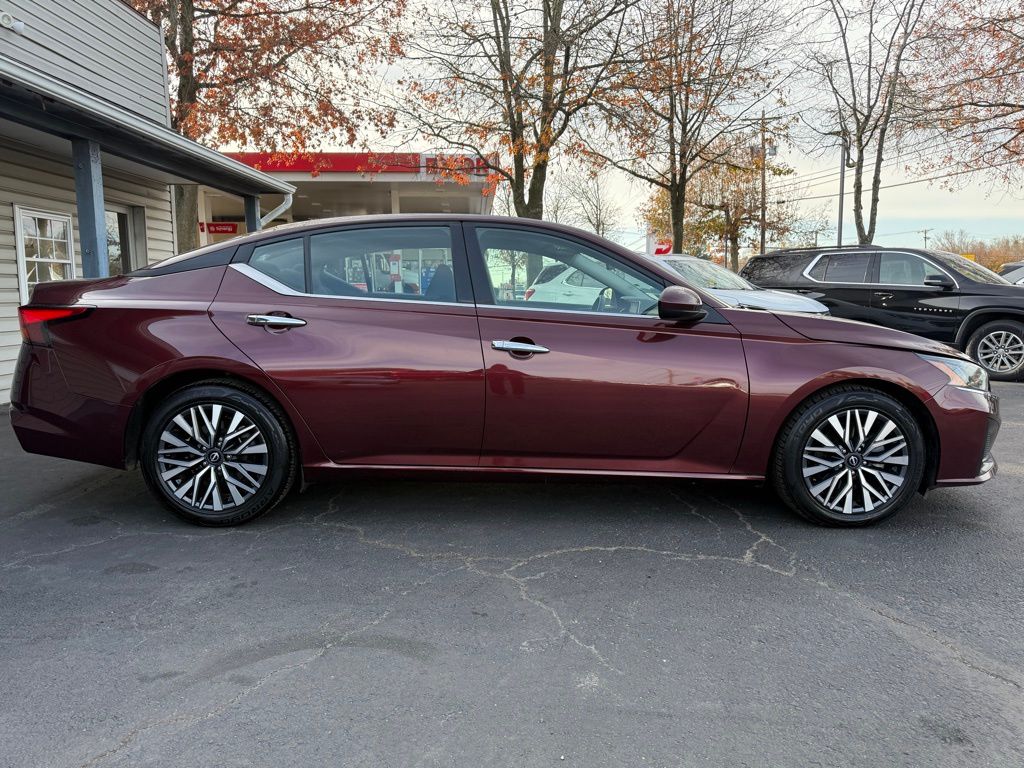 2023 Nissan Altima 2.5 SV photo 2