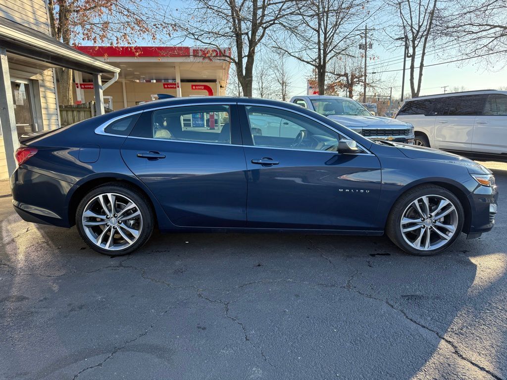 2022 Chevrolet Malibu 1LT photo 2
