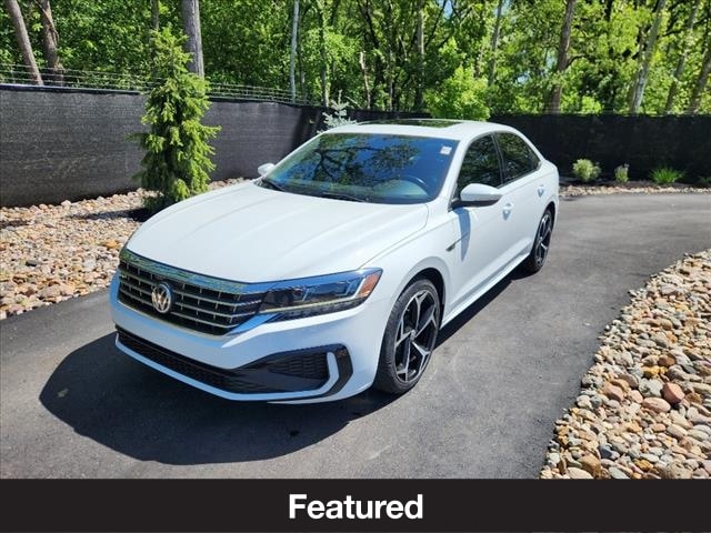 2021 Volkswagen Passat 2.0T R-Line Auto's photo