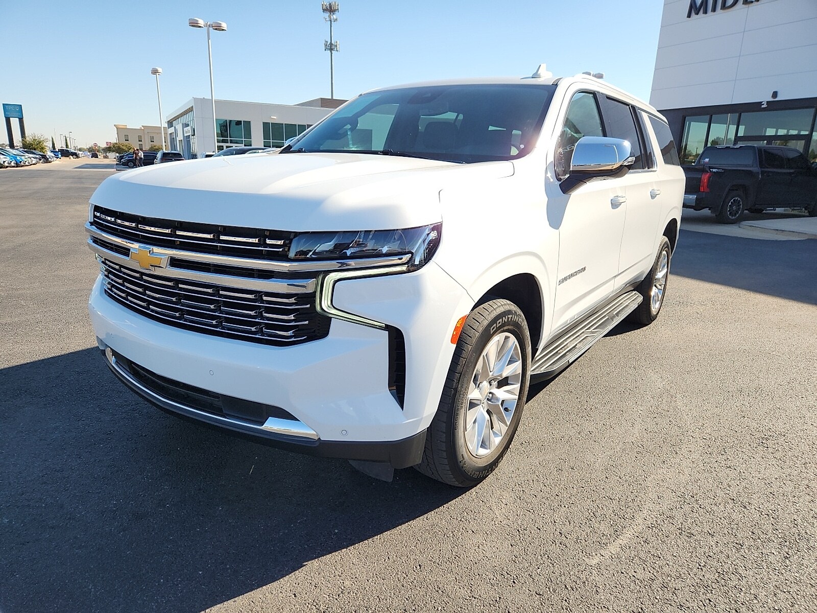 2023 Chevrolet Suburban Premier photo 2