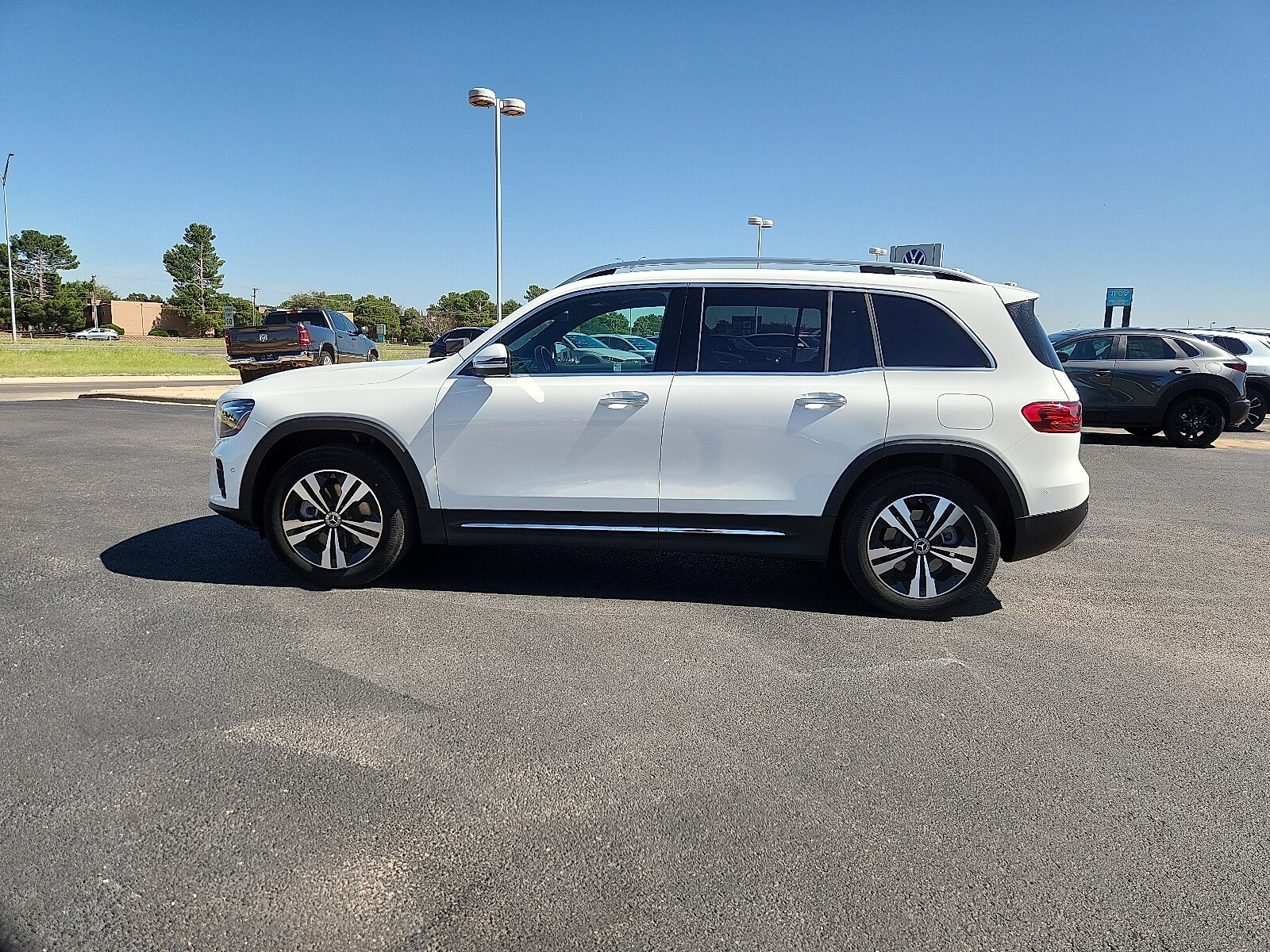 2025 Mercedes Benz GLB 250 4MATIC photo 4