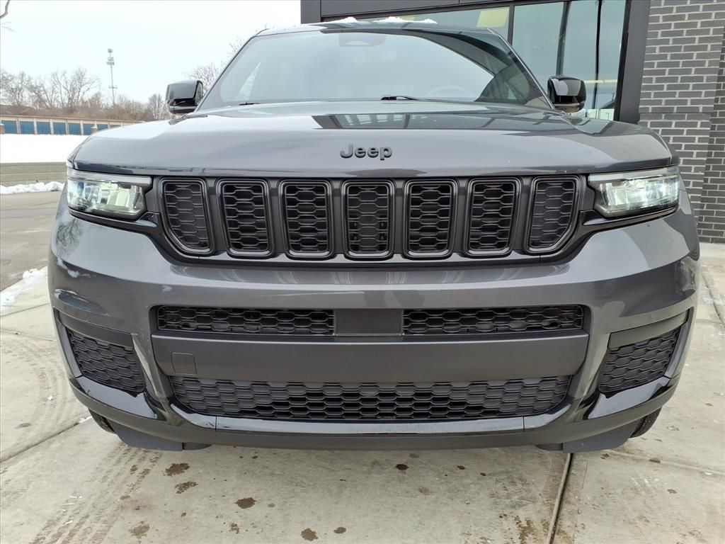 2023 Jeep Grand Cherokee Laredo photo 2