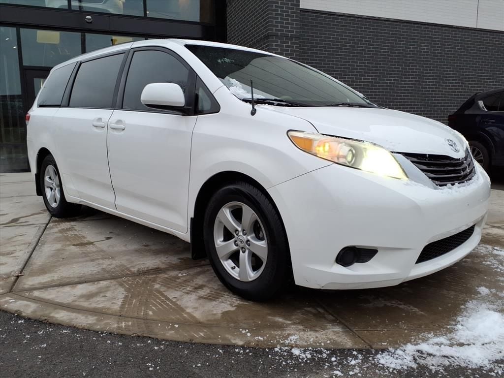 2011 Toyota Sienna LE's photo