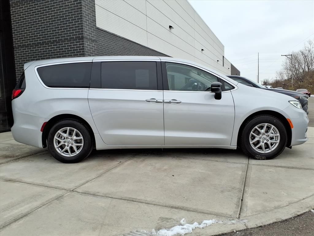 2024 Chrysler Pacifica Touring L - Photo 8
