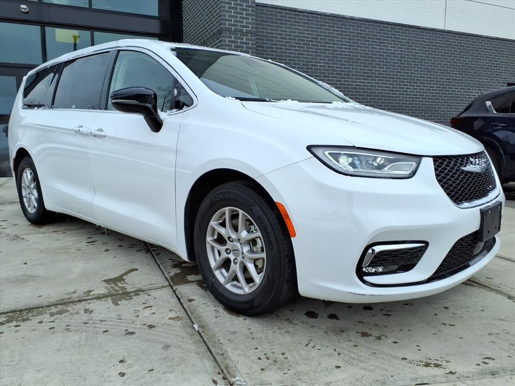 2024 Chrysler Pacifica Touring L's photo