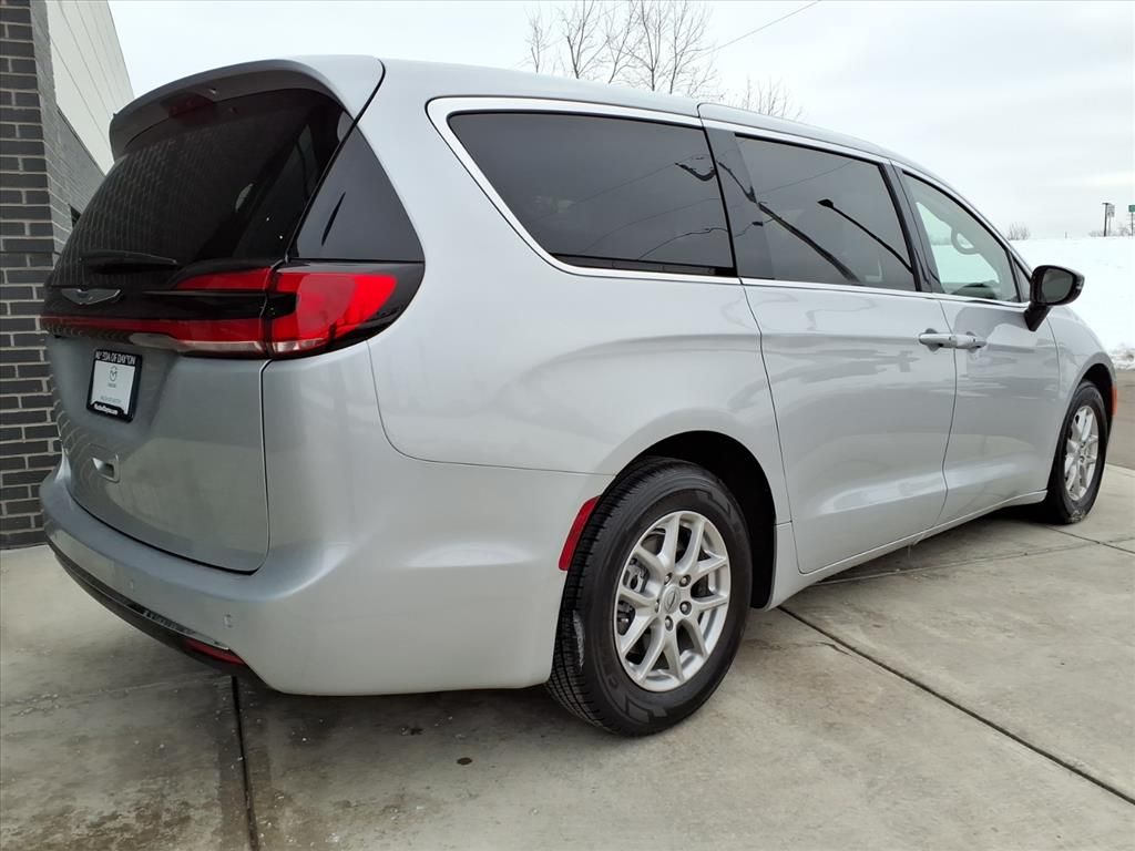 2024 Chrysler Pacifica Touring L - Photo 7