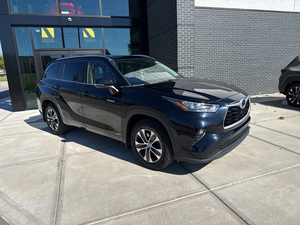 2020 Toyota Highlander Hybrid XLE photo 2