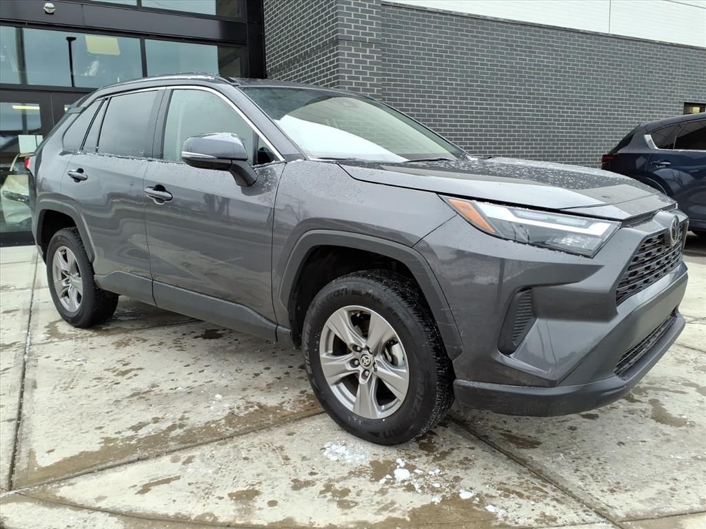 2024 Toyota RAV4 XLE's photo