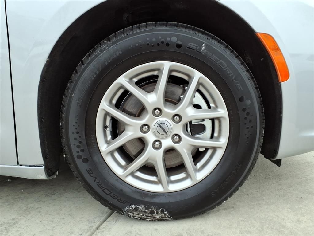 2024 Chrysler Pacifica Touring L - Photo 9