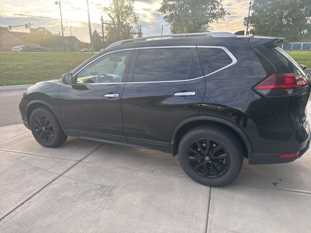 2018 Nissan Rogue SV photo 3