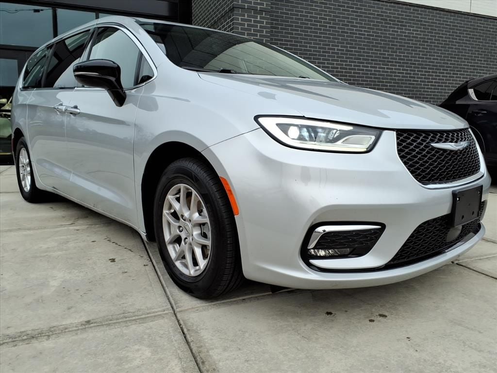 2024 Chrysler Pacifica Touring L's photo