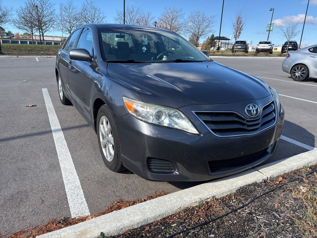 2011 Toyota Camry SE photo 2