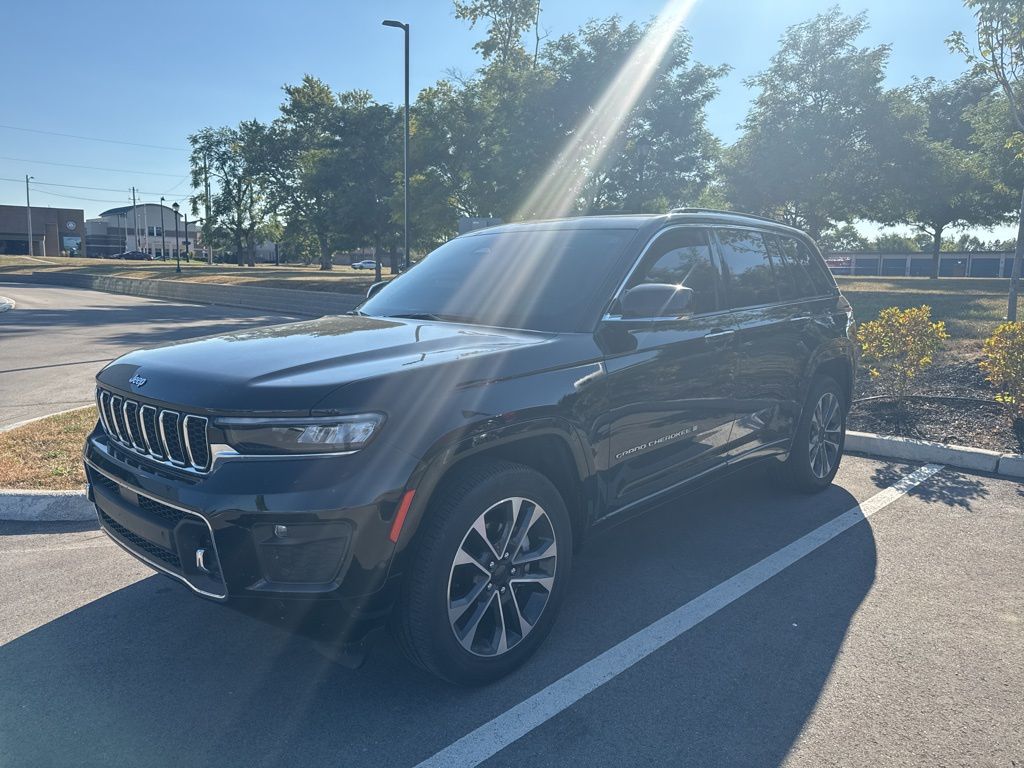 2023 Jeep Grand Cherokee Overland photo 4
