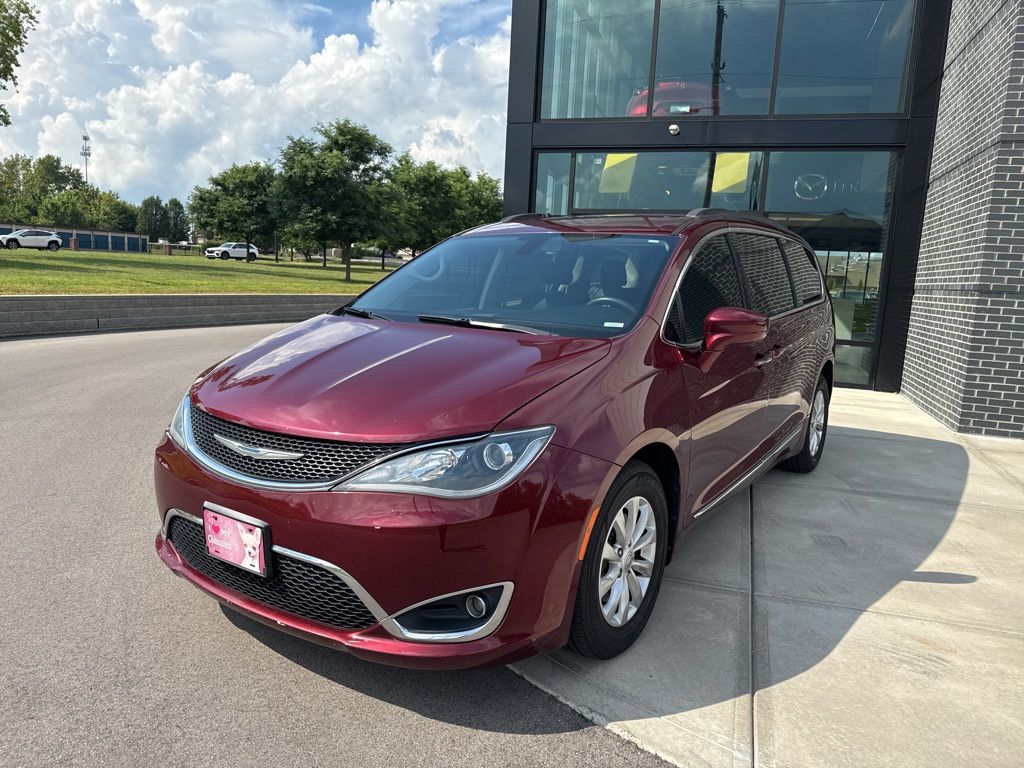 2017 Chrysler Pacifica Touring L photo 2