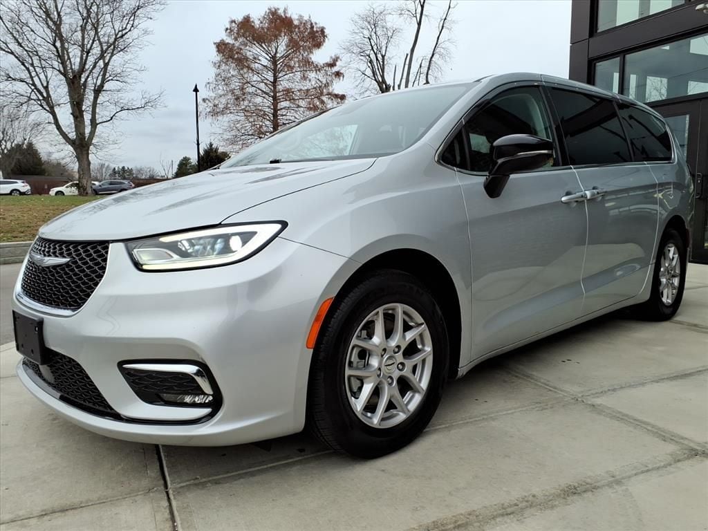 Used 2024 Chrysler Pacifica Touring L Van Passenger Van