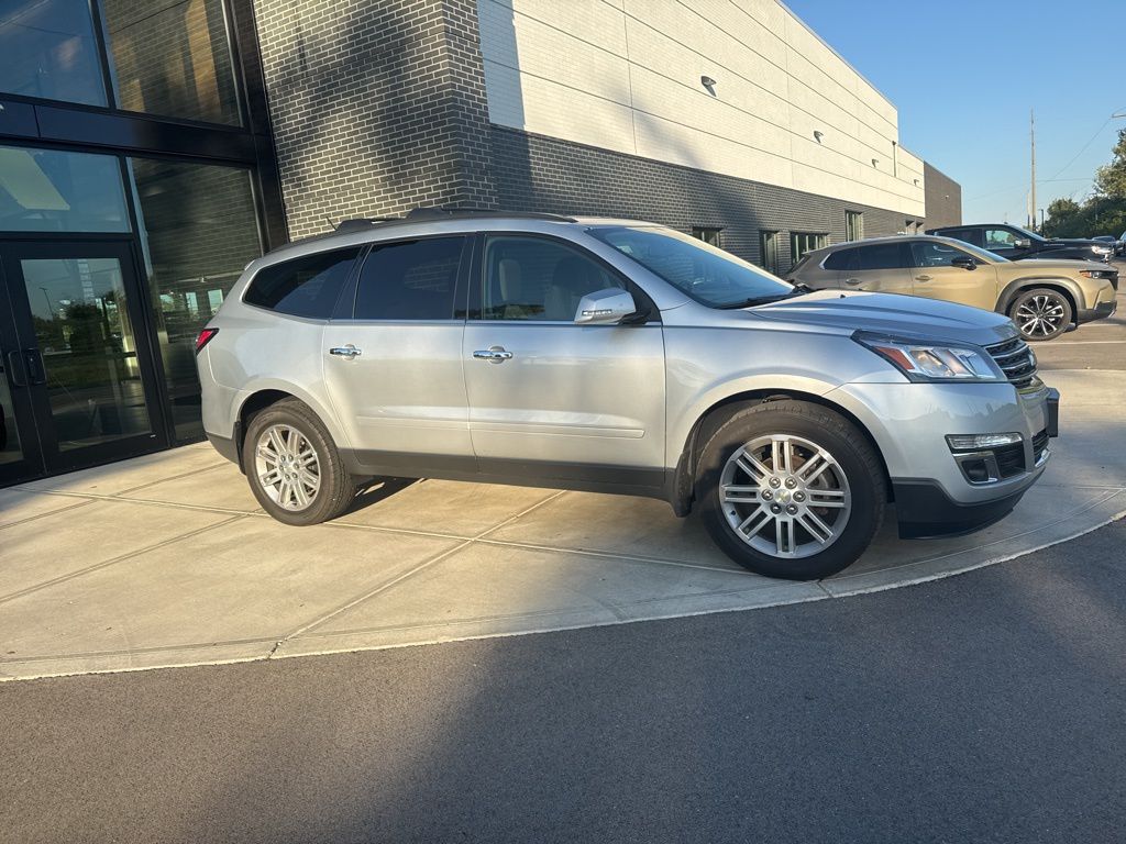 2015 Chevrolet Traverse 1LT photo 2