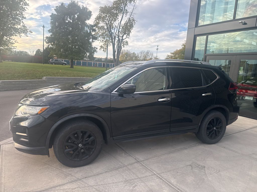 2018 Nissan Rogue SV photo 2
