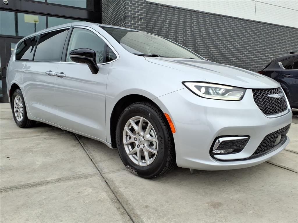 2024 Chrysler Pacifica Touring L's photo