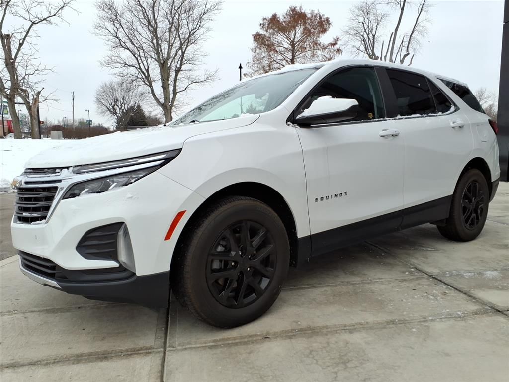 2022 Chevrolet Equinox LT photo 2