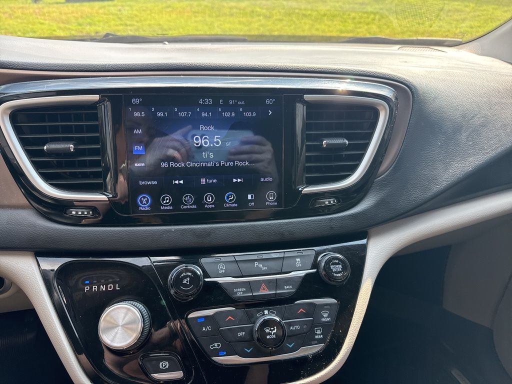 2017 Chrysler Pacifica Touring L photo 3