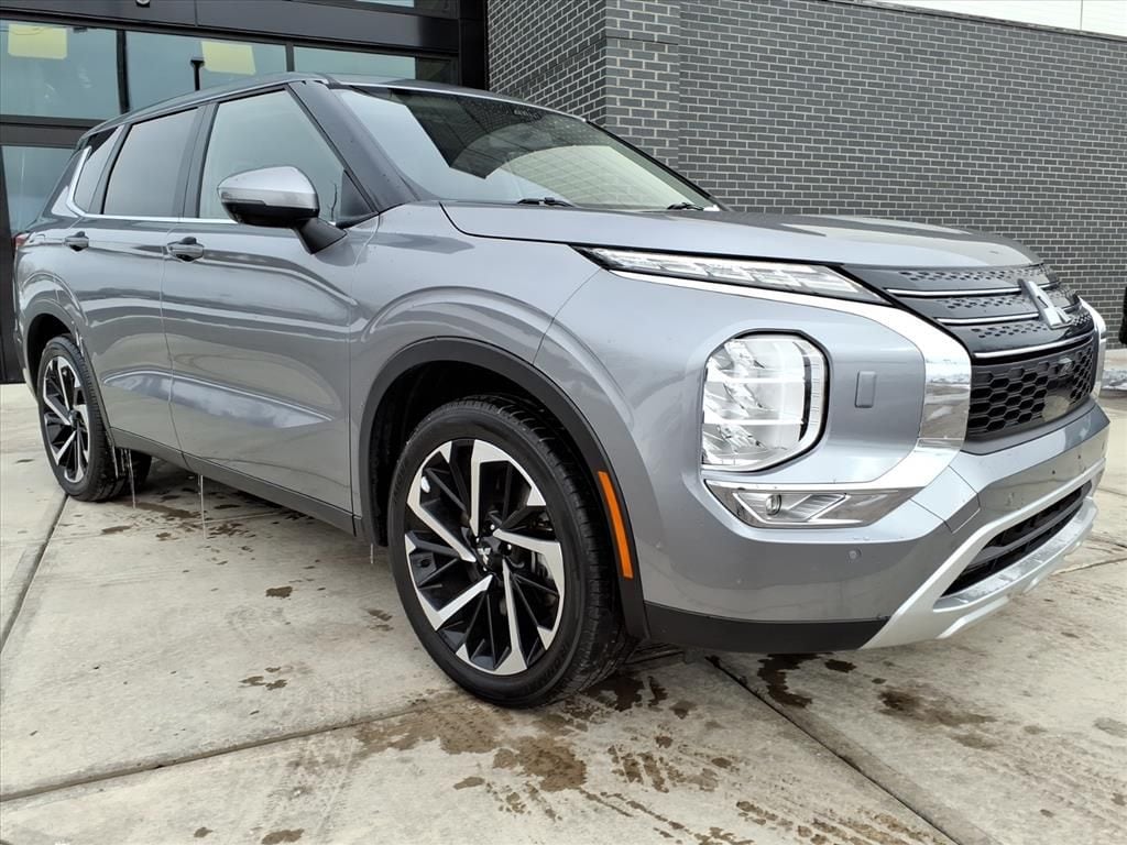 2024 Mitsubishi Outlander SE's photo