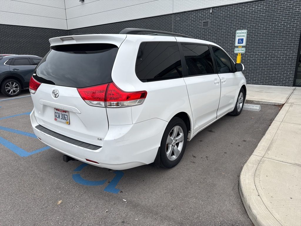 2011 Toyota Sienna photo 3