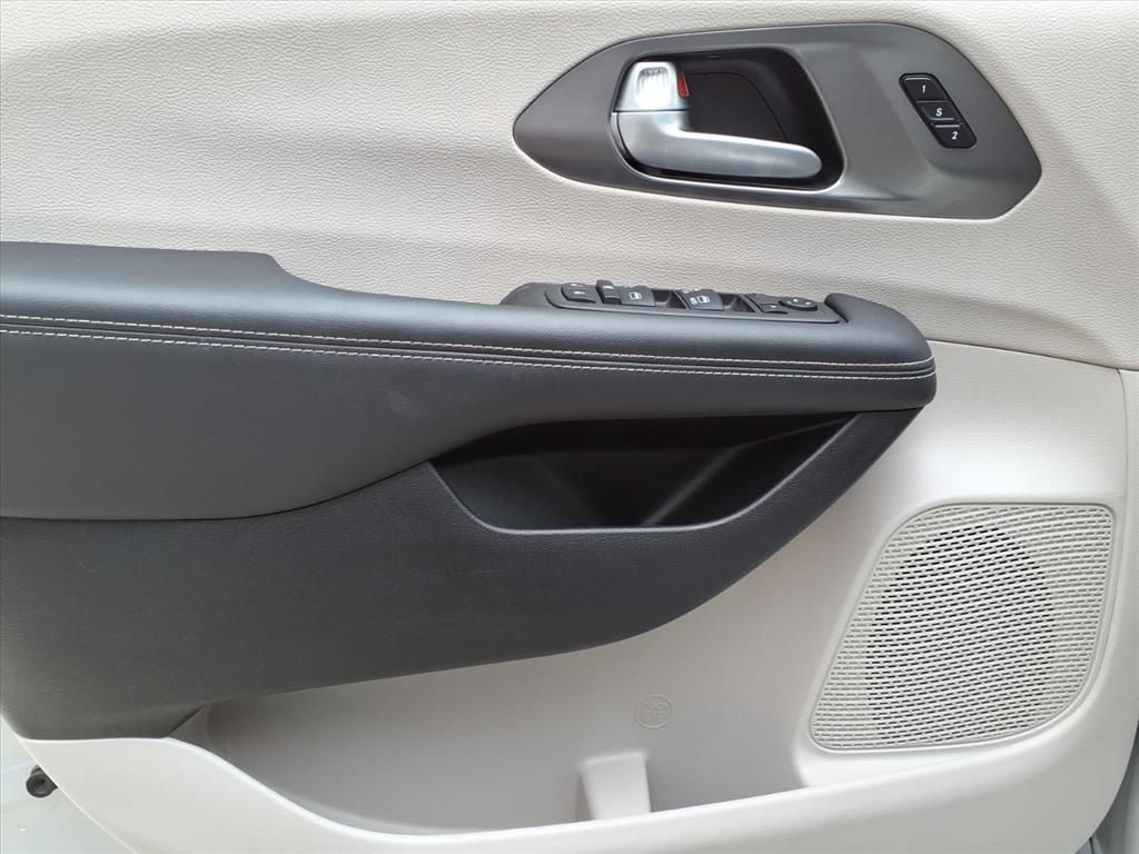 2024 Chrysler Pacifica Touring L - Photo 10