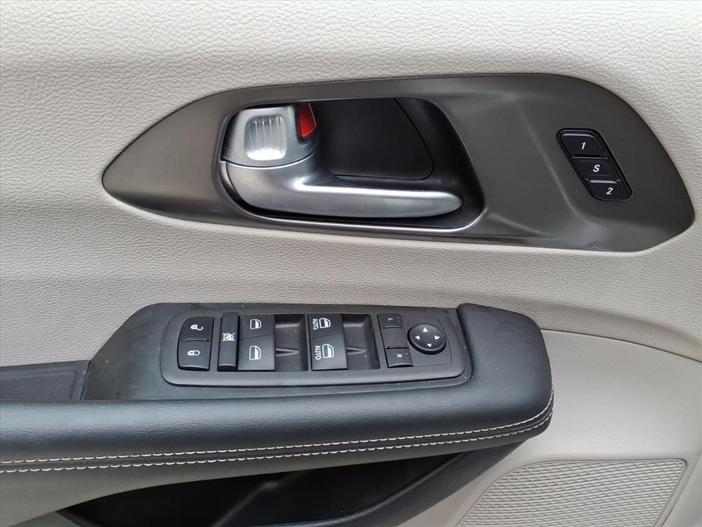 2024 Chrysler Pacifica Touring L - Photo 11