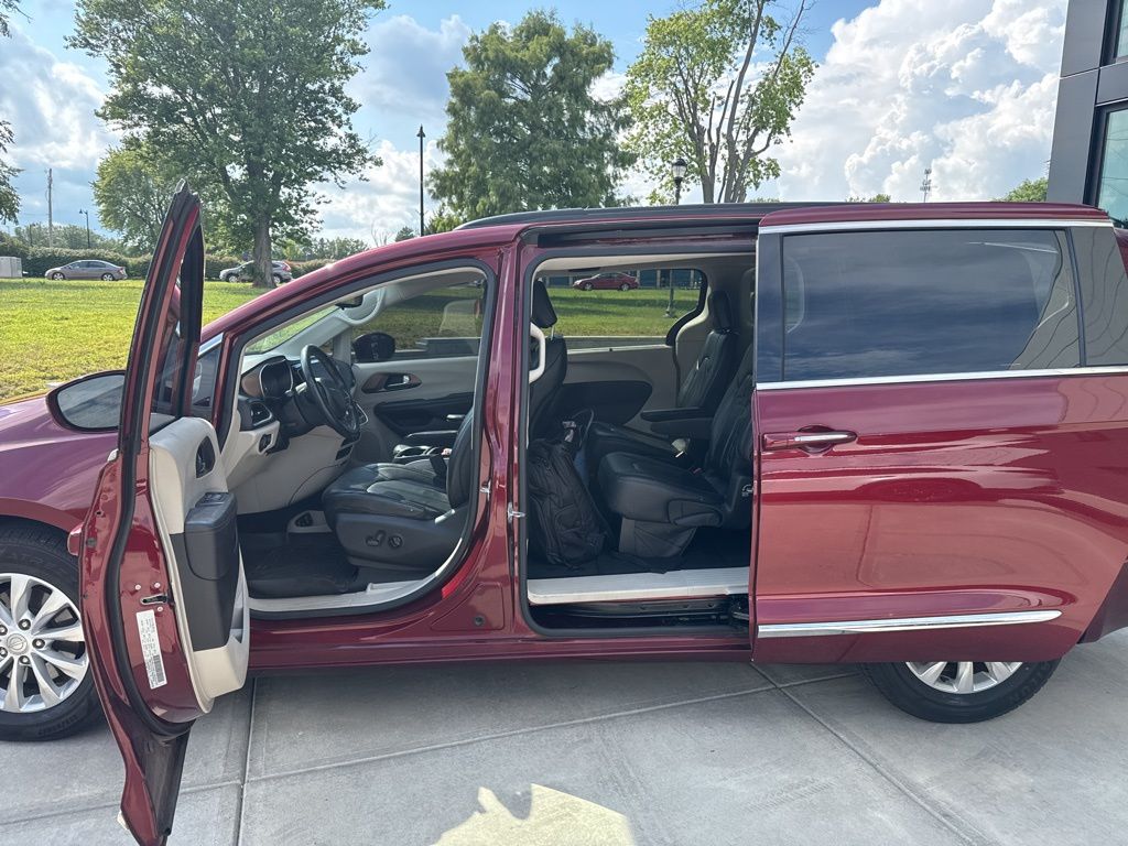 2017 Chrysler Pacifica Touring L photo 4