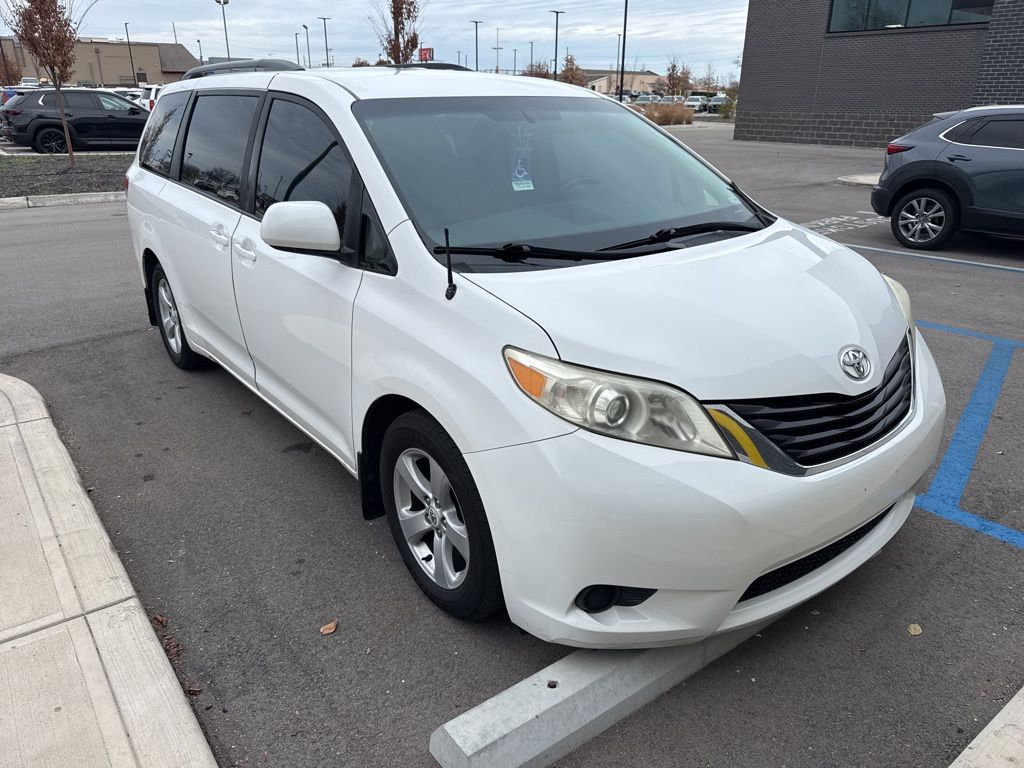 2011 Toyota Sienna photo 2