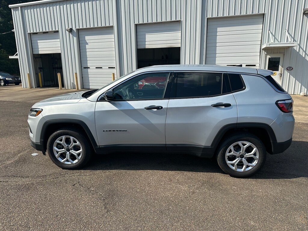 2025 Jeep Compass Sport photo 2