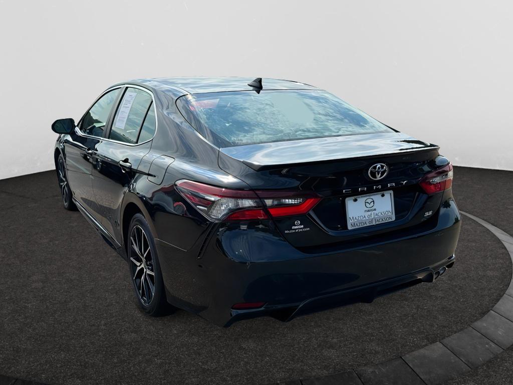 2022 Toyota Camry SE photo 3