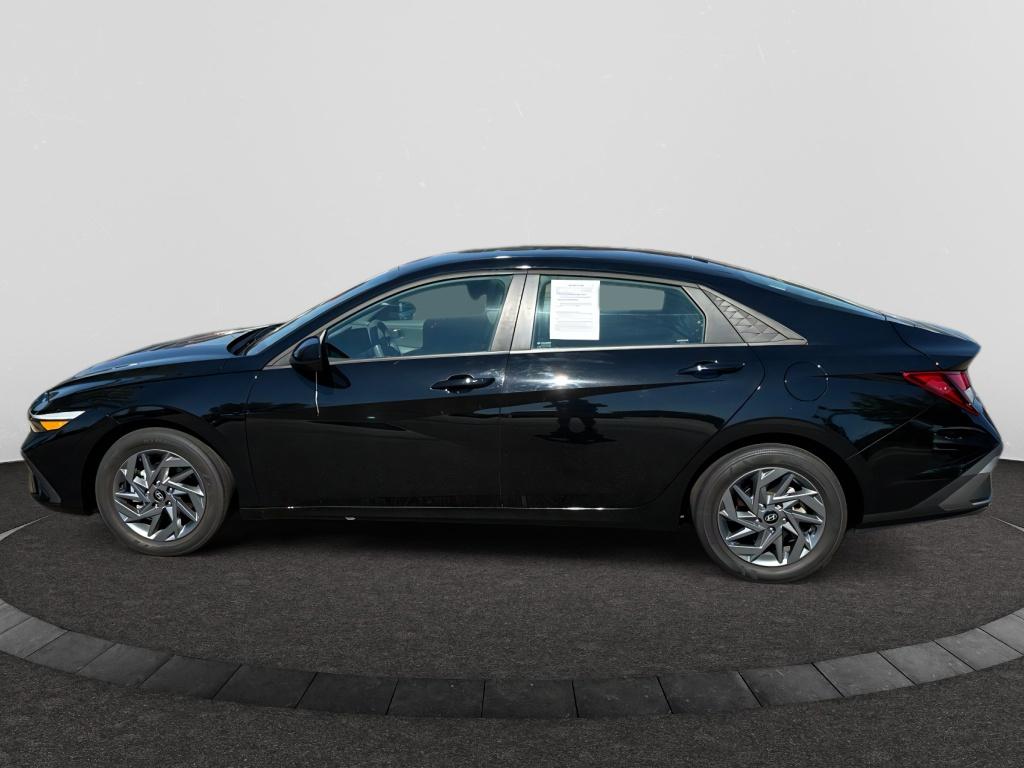 2024 Hyundai Elantra SEL photo 2
