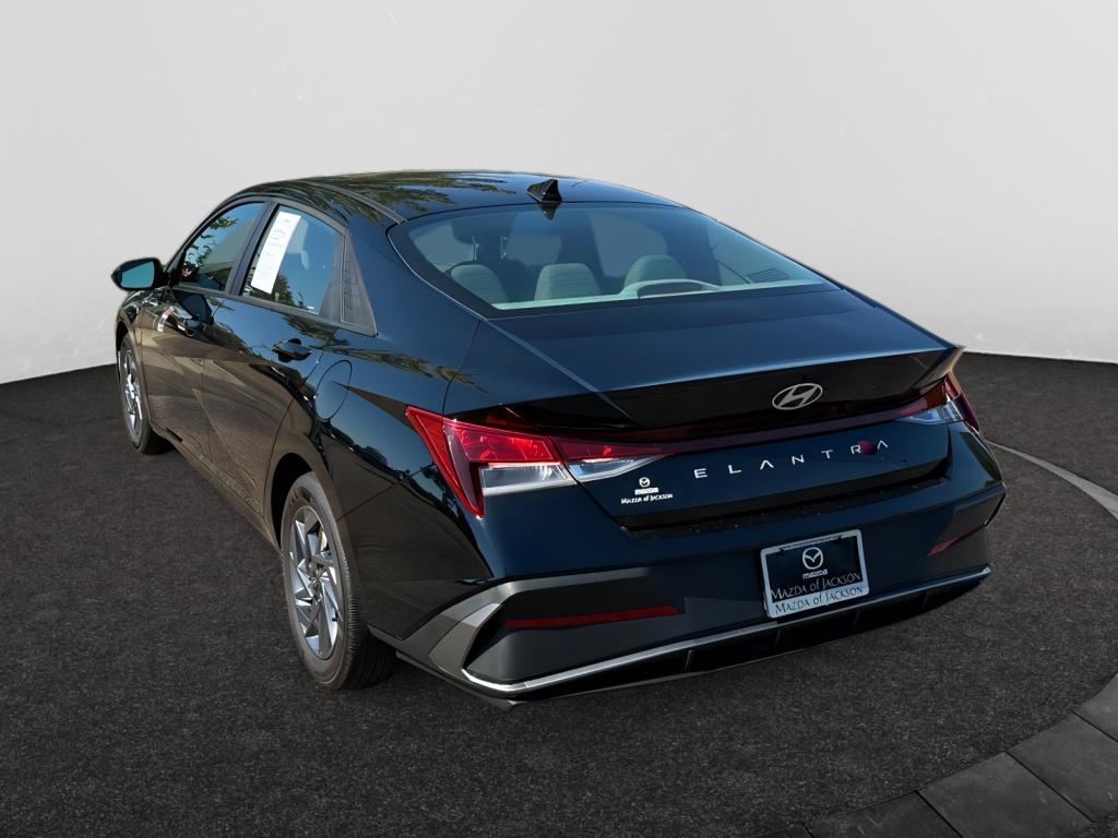2024 Hyundai Elantra SEL photo 3